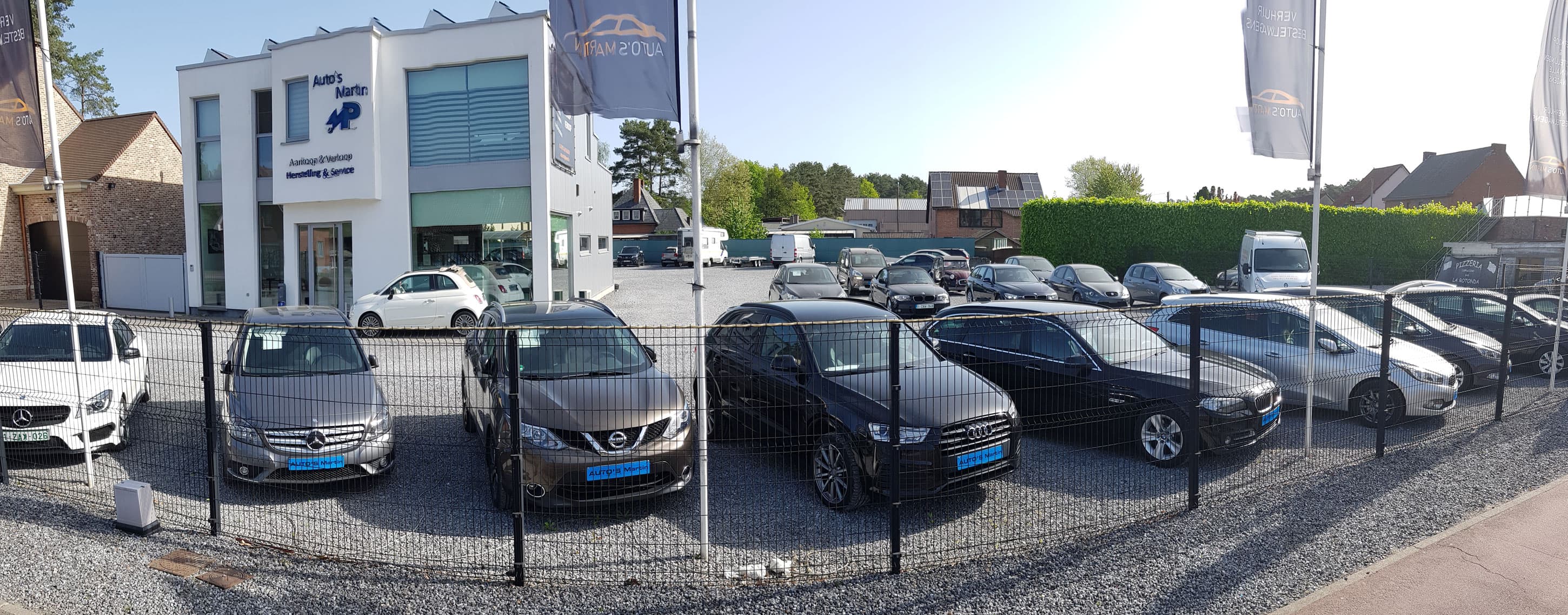 De moderne toonzaal van Auto's Martin aan de Beringersteenweg