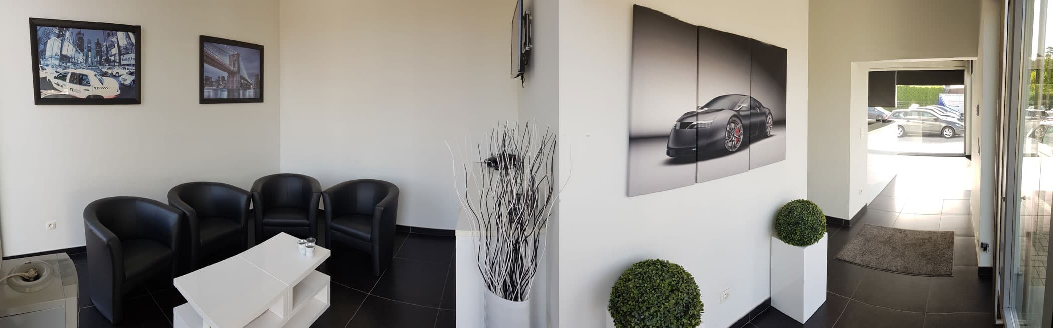 De wachtruimte van Auto's Martin met zithoek en koffiehoek