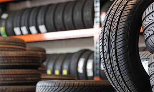 Rekken vol nieuwe autobanden in de bandencentrale